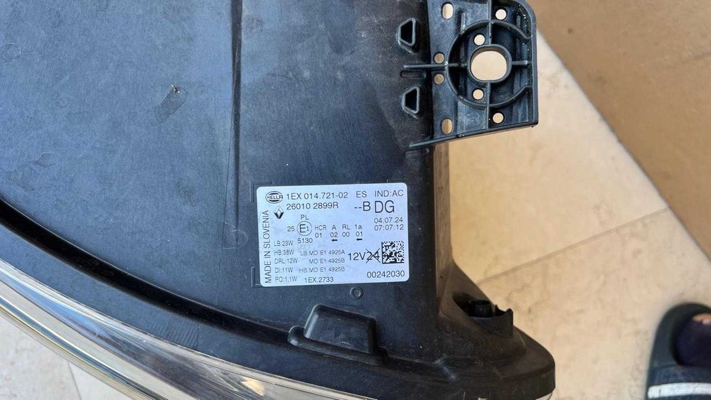 Far dreapta Renault Trafic III cod 260102899R
