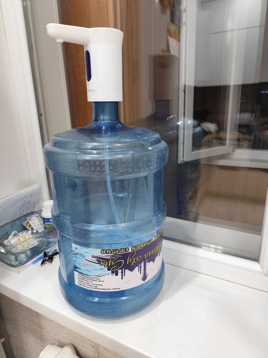 2 бутыля и помпа для воды