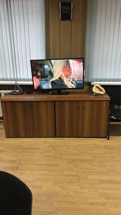 Продам столы, шкафы, комод, кресла.