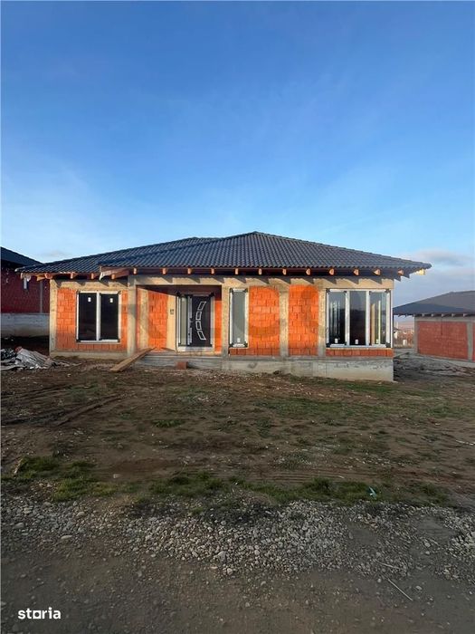 RECO Casa plan parter cu 3 dormitoare-la rosu- Paleu