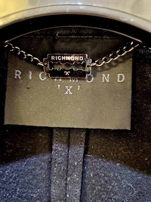 Короткий чёрный пиджак