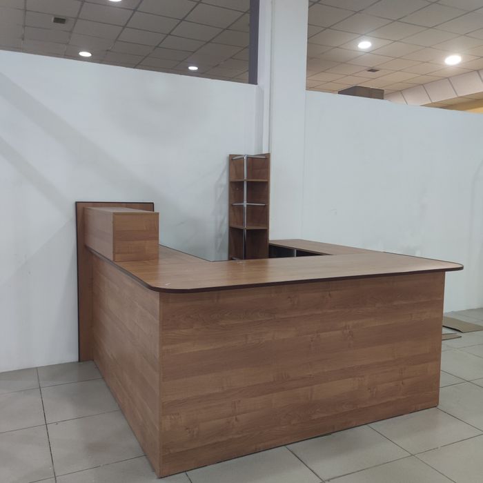 Стол офисный для торговой площади