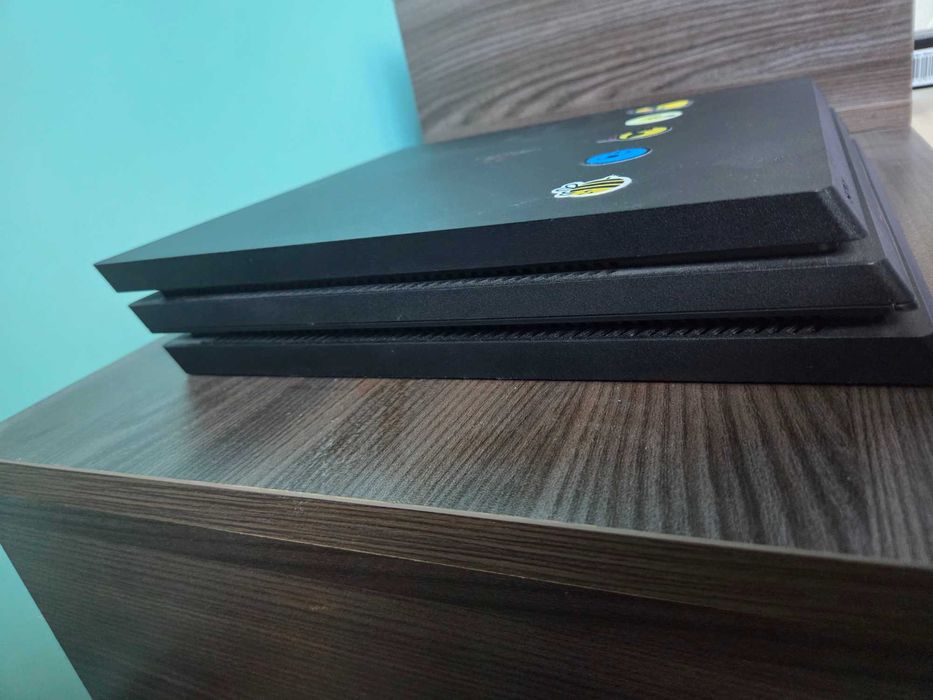 PlayStation 4 Pro 1TB + 2 оригинални DualShock 4 джойстика