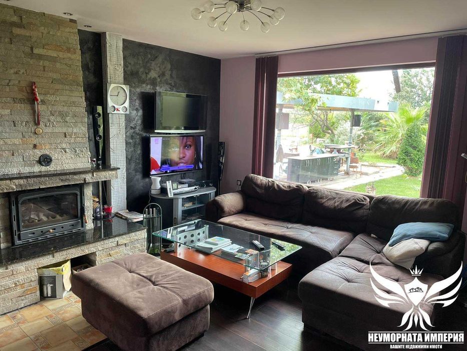 Продавам складова база, къща с постройки и парцел 7700кв в Асеновград