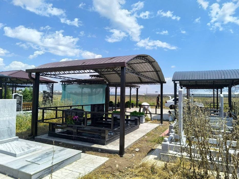 Навесы и беседки на кладбище
