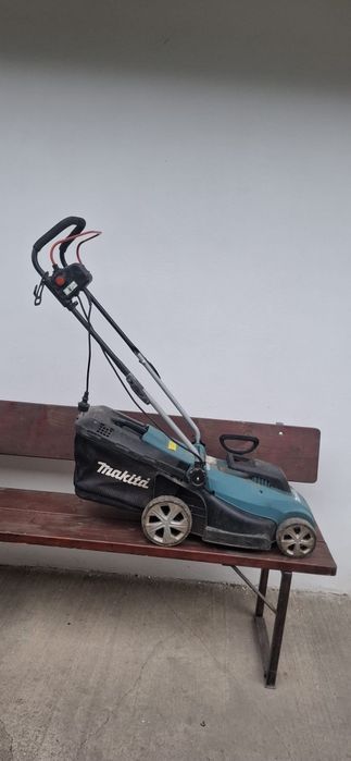 Mașină de tuns iarba