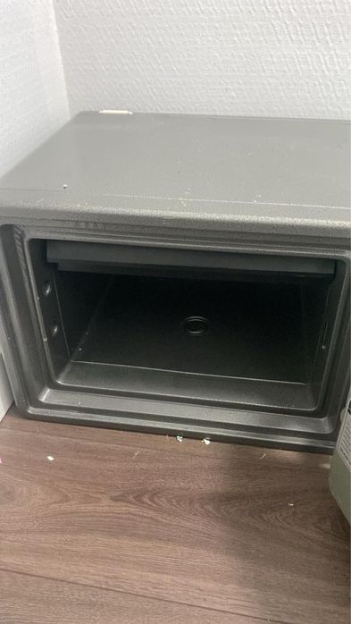 Продам сейф металический
