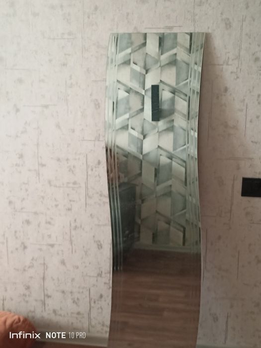 Зеркало с лёгким изгибом