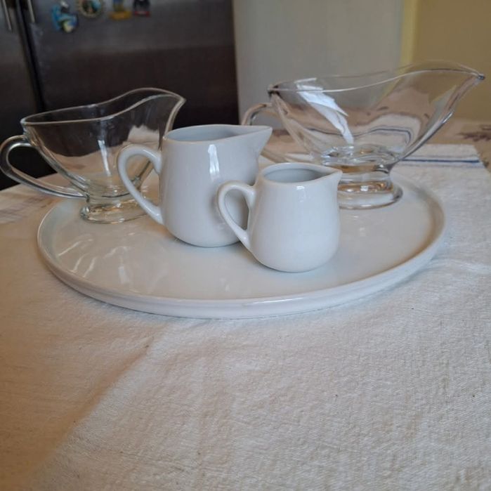 Плата за пица и канички за сосове.