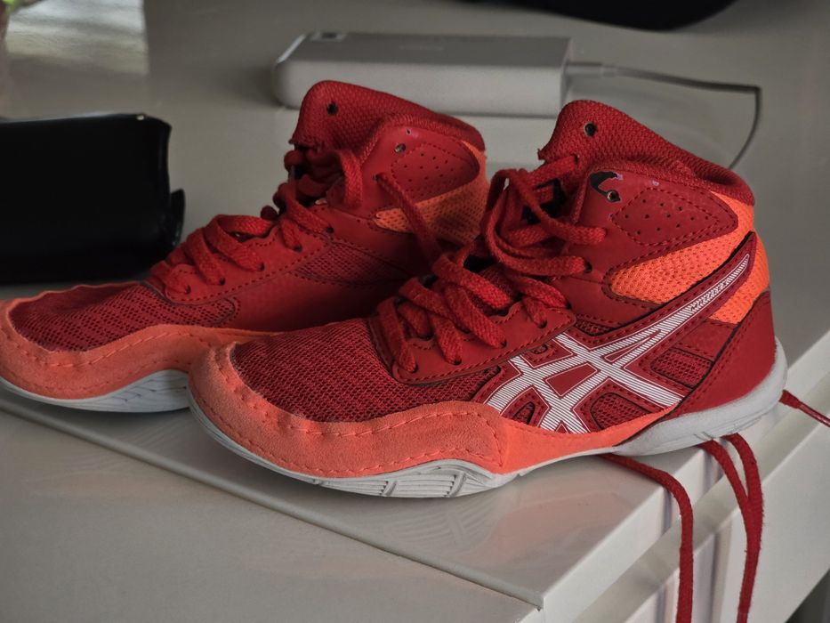Борцовки ASICS - 27 номер , неразличими от нови