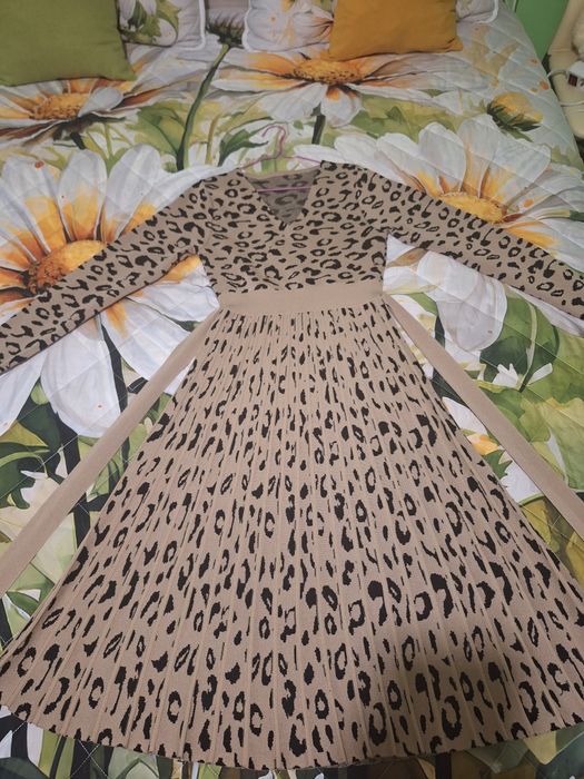 Стилна дамска рокля подходяща за есенния и зимният сезон!