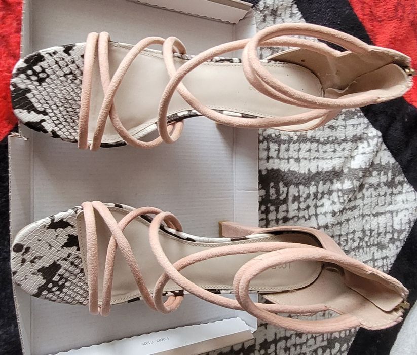 Vând pantofi mărime 38