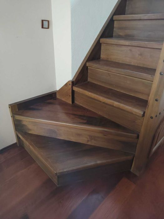 Дървена вътрешна стълба
