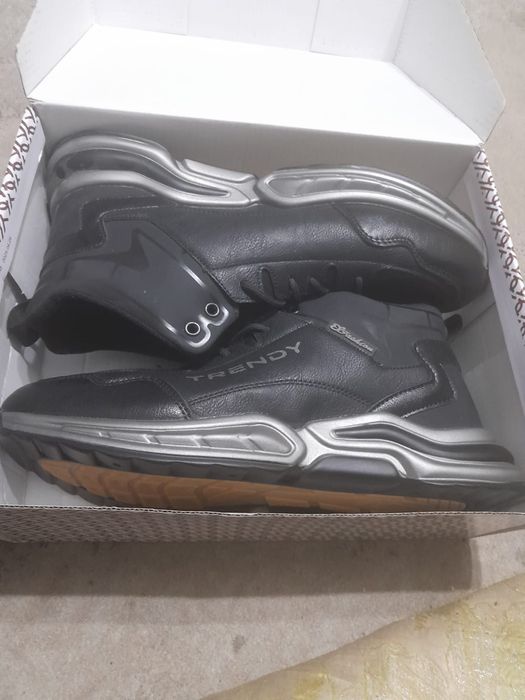 Продам кроссовки зимни