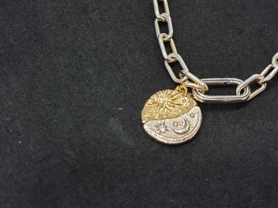 Гривна Pandora с висулки медалиони