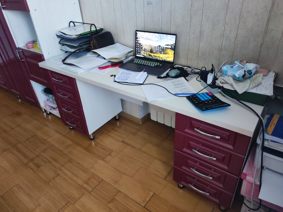 Продается стол, шкаф и пенал.
