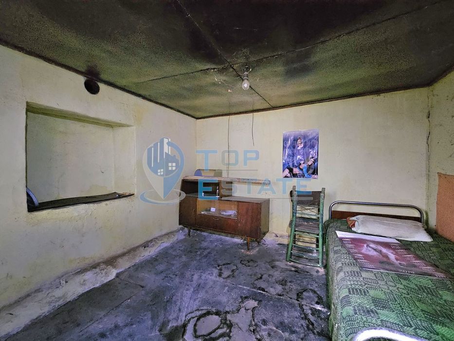 Здрава тухлена къща с гараж в село Пиперково, област Русе