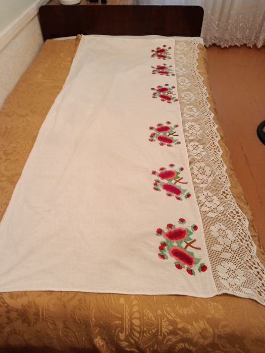 Продаю ткань с вышивкой