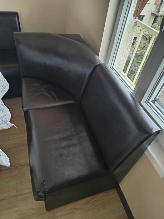 Продавам ъгъл с леки забележки и два стола цена 100€