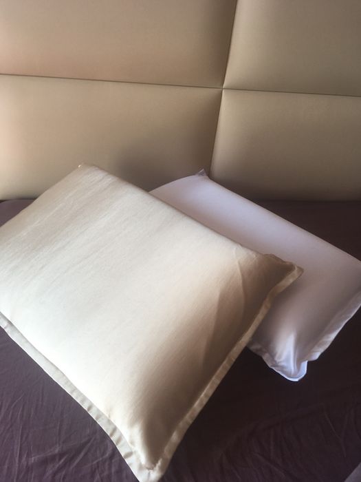 Сатенена калъфка екрю за запазване формата на прическата и косата