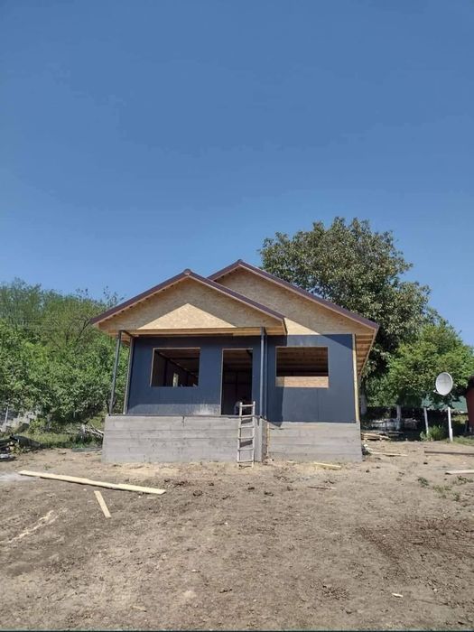 Vând case modulare pe structură metalică învelit cu panouri sandwich