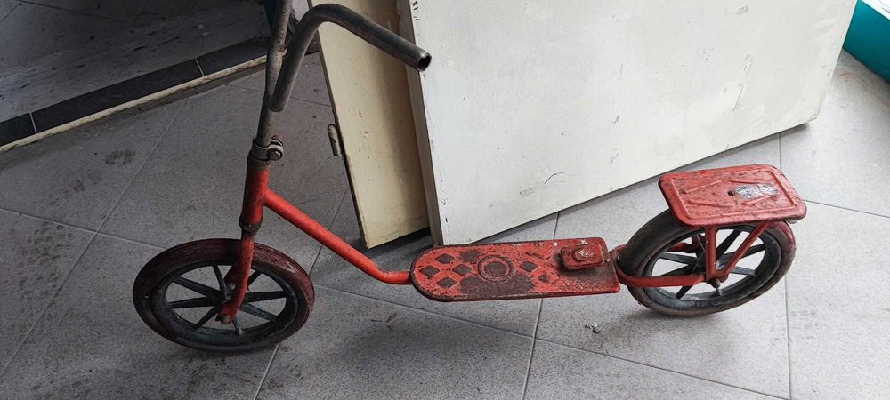 Стара ретро тротинетка