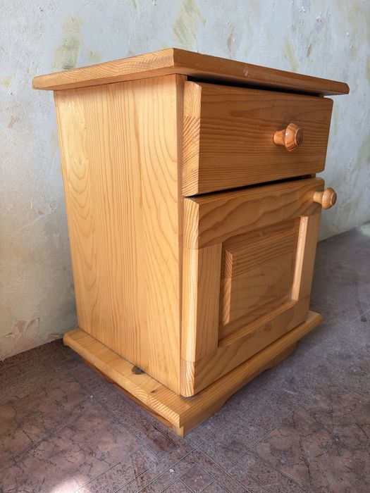 Нощни шкафчета от масивна дървесина