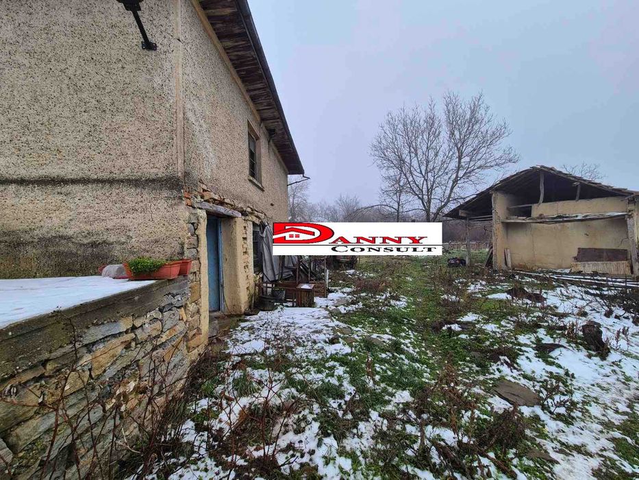 Стара къща с двор и кладенец в с. Балканци - общ. Стражица