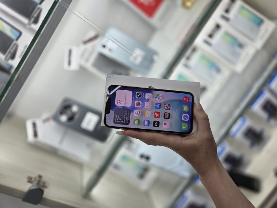 Humor GSM oferă spre vânzare / iPhone 13 Pro / 256 GB / Gold / Baterie 100% / Garanție 12 luni / Rate
