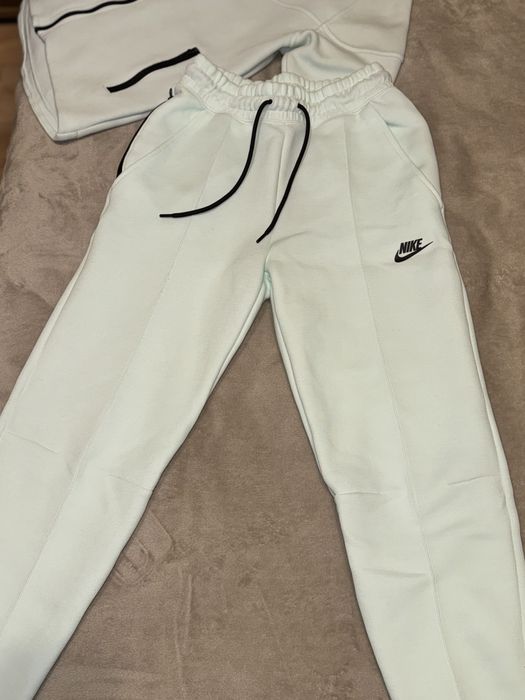 Nike tech fleece woman