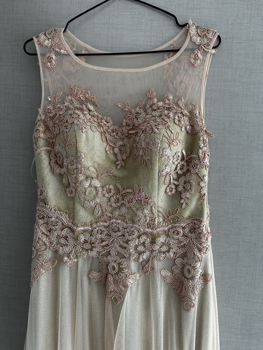 Rochii lungi de eveniment realizate pe comandă