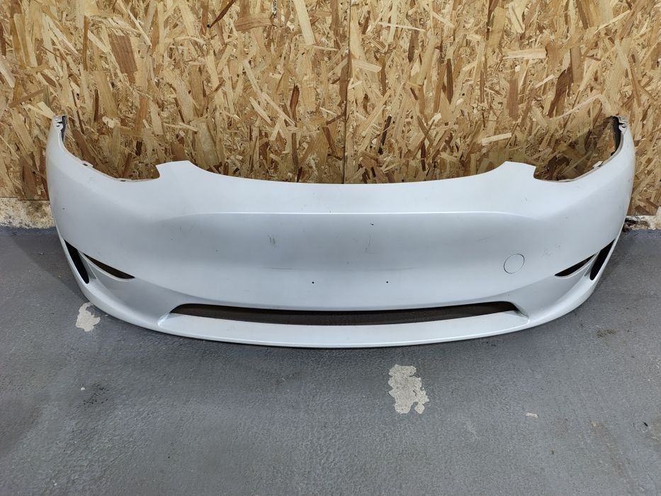Bara fata Tesla Model Y an 2020-2024