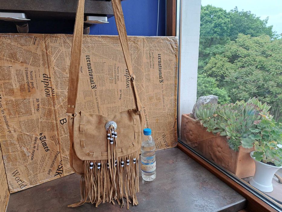 дамска чанта,малка велурена чантичка с ресни-естествена кожа,етно