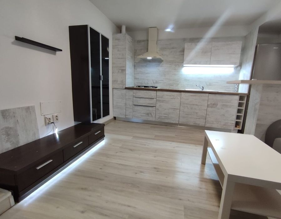 Apartament de închiriat 60 mp 2 dormitoare + curte / gradina proprie 50mp + loc parcare, pe str Safirului