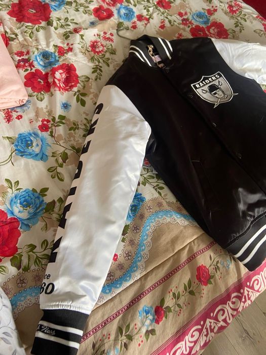 Vând Jacketa Raiders