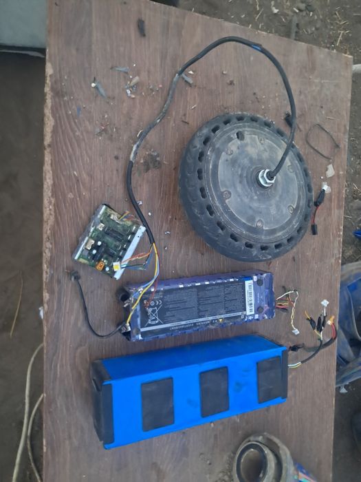 Vand motoare cadru cu tit pe ele pe partea electrica două baterie 36 v
