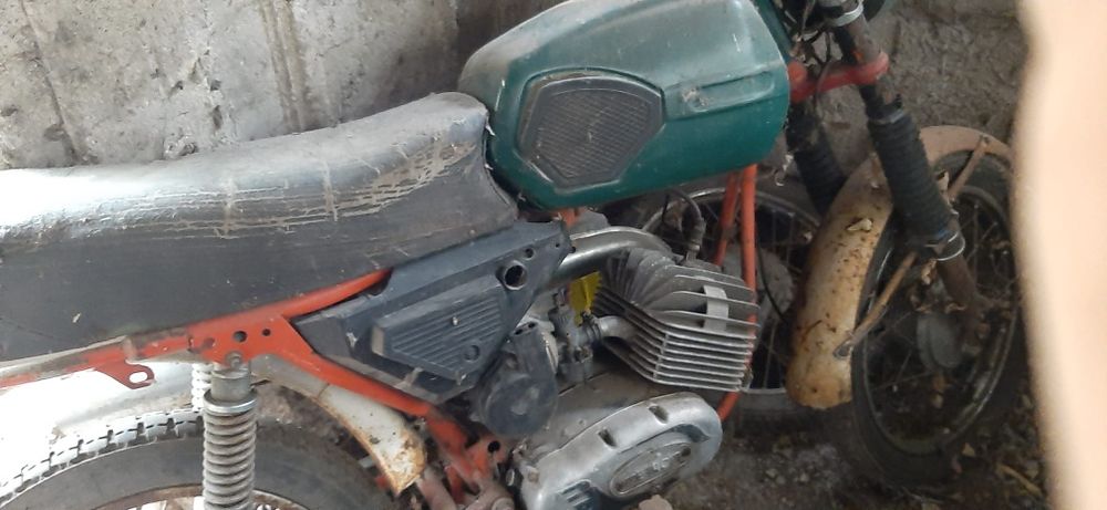 Vănd motociclete pentru recondiționat