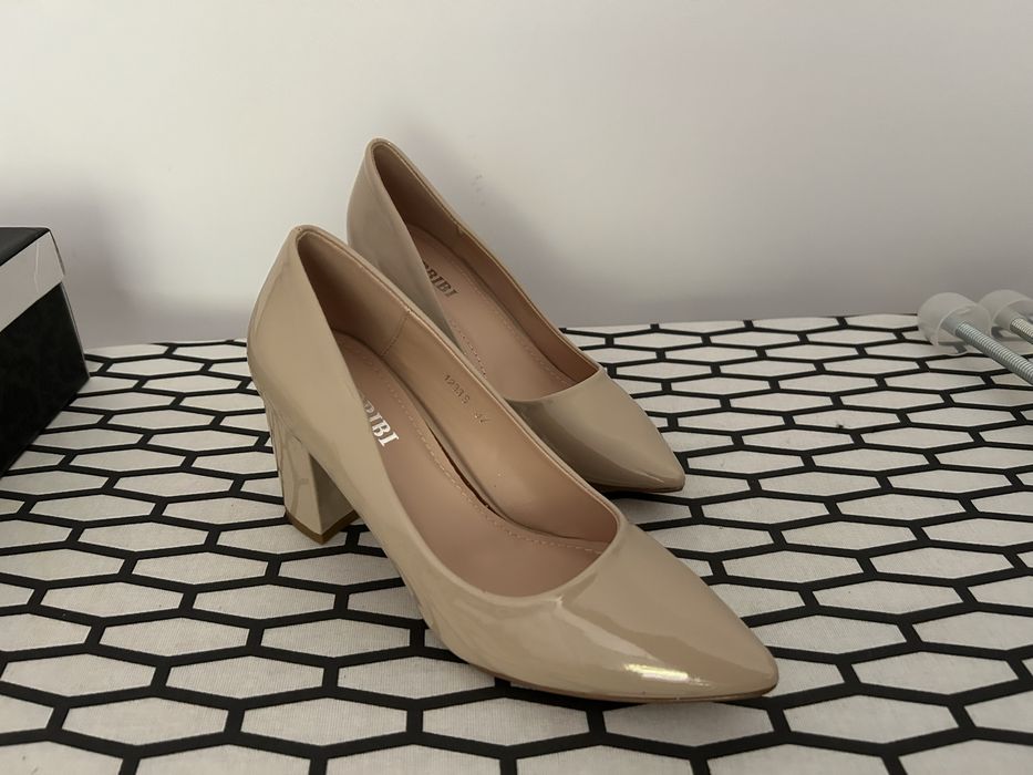 Pantofi cu toc gros bej crem lac piele ecologica