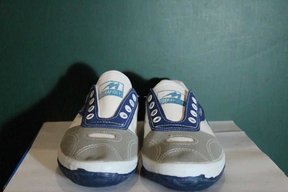 Новые спортивные кроссовки