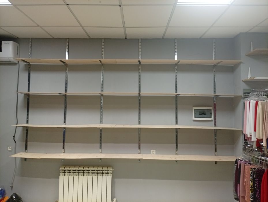 Kiyim kechak magazin uchun polkalar, vishelkalar va mebellar sotiladi