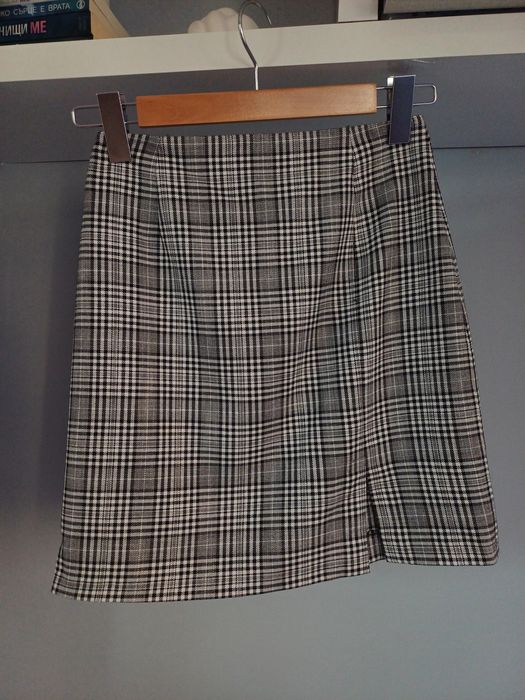 Класическа карирана пола от ZARA