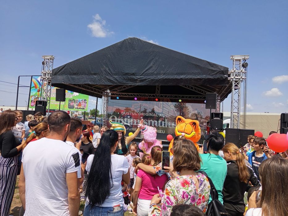 Scenă modulară 9x7 m, cu acoperiș în 2 ape