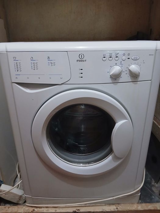 Vând Indesit mașina spălat rufe