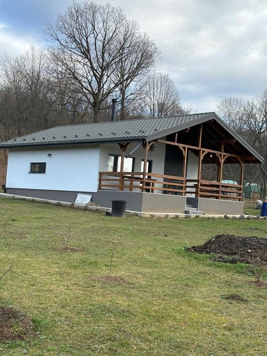 Vând casa de vacanță