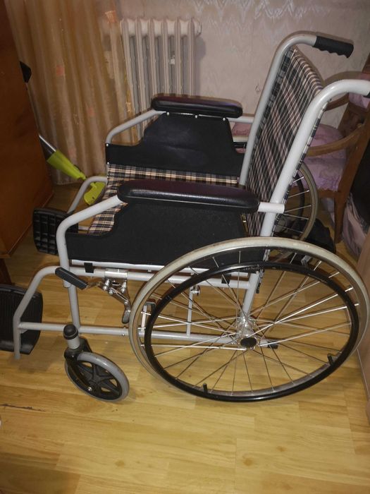 Pat medical electric + cărucior cu rotile+ cadru RON 1.700 (set)
