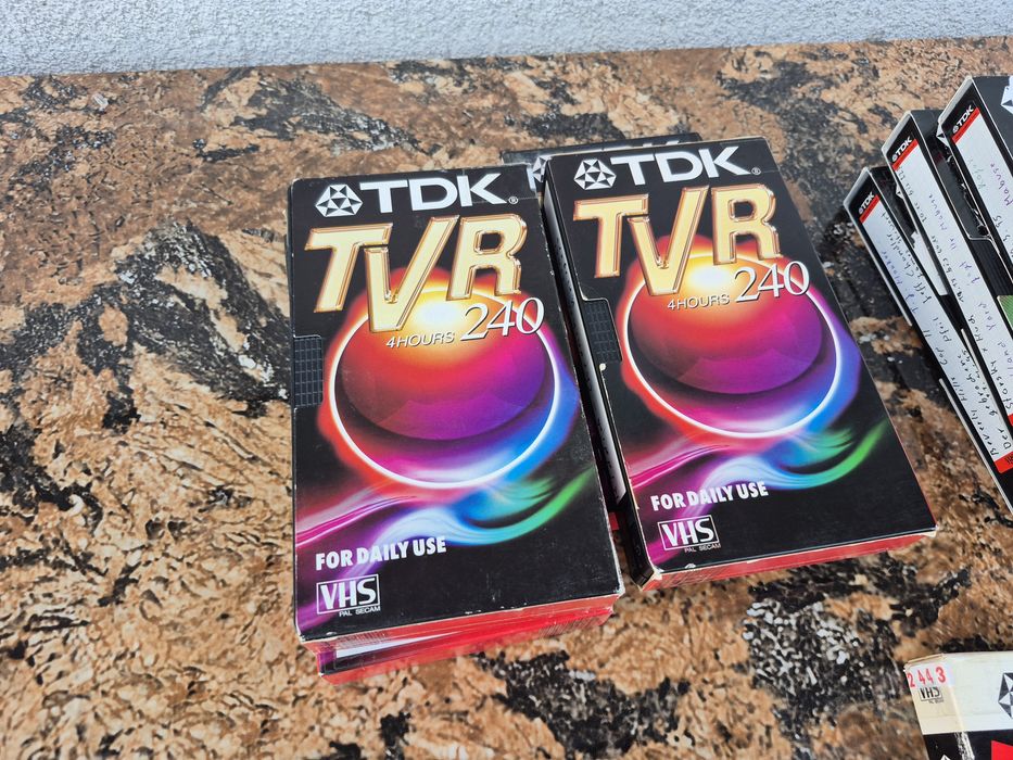 Vând o colecție de 48casete video VHS originale TDK de 240 de minute