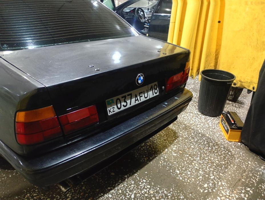 Продам машину бмв е34