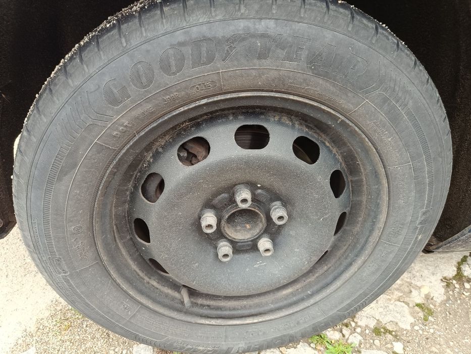 Vând geante de tabla pe 15 pt Ford focus cu tot cu cauciucuri de vară