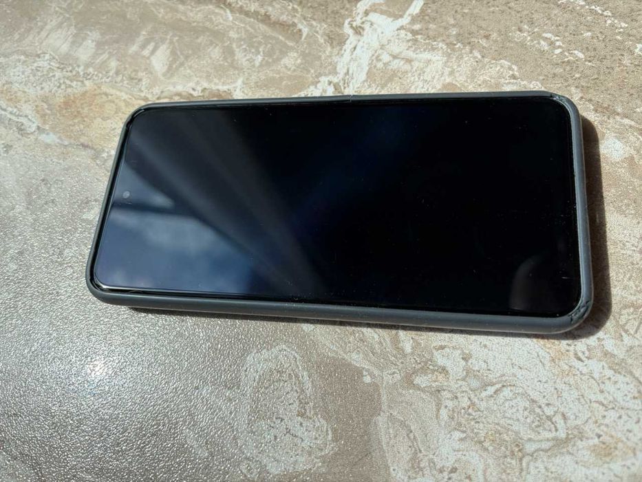 Google Pixel 8 с оригинален кейс за модела