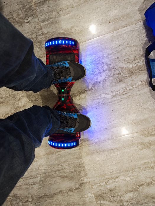 Vând Hoverboard puțin utilizat, baterie schimbata acum 1 an, stare buna.